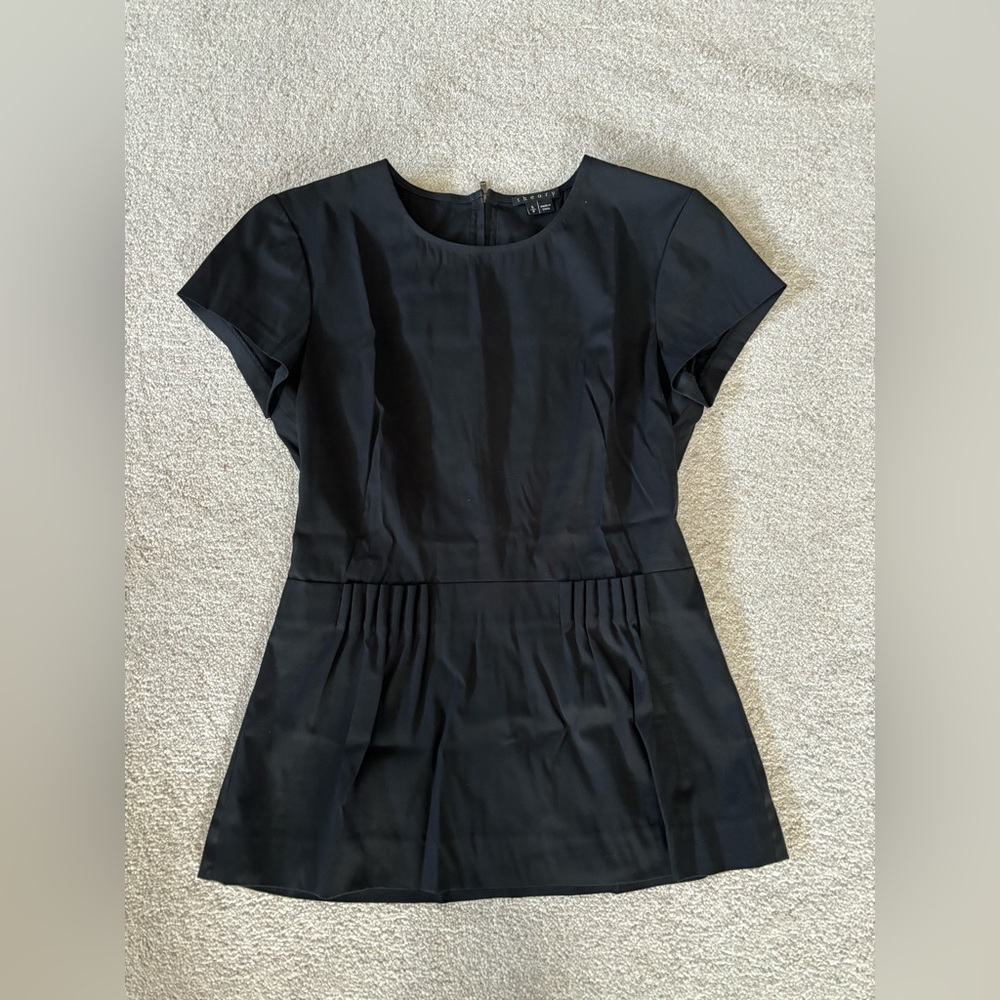 Theory black fitted top